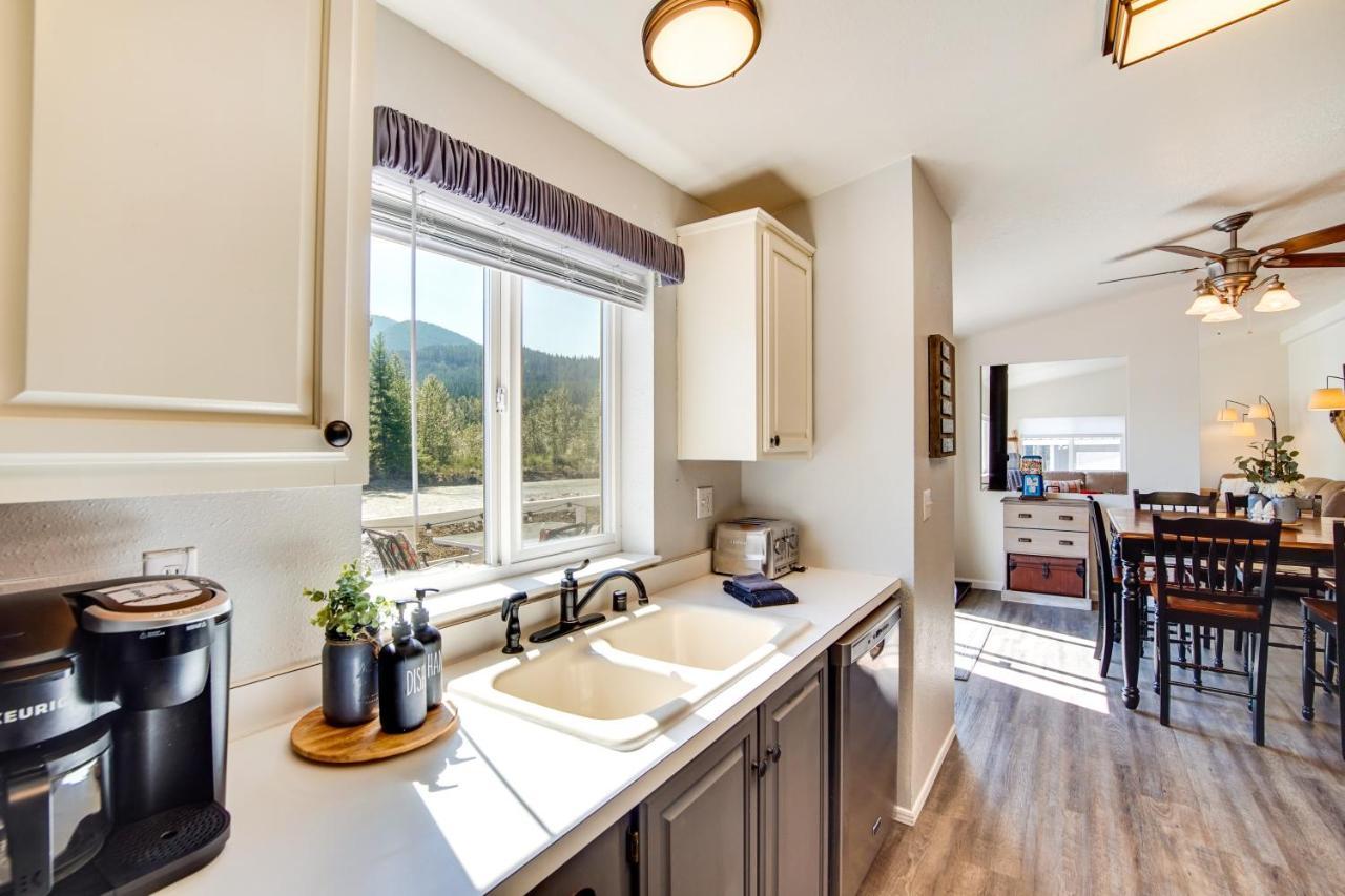 Riverfront Home With Deck, Near Mount Rainier! แพ็ควูด ภายนอก รูปภาพ