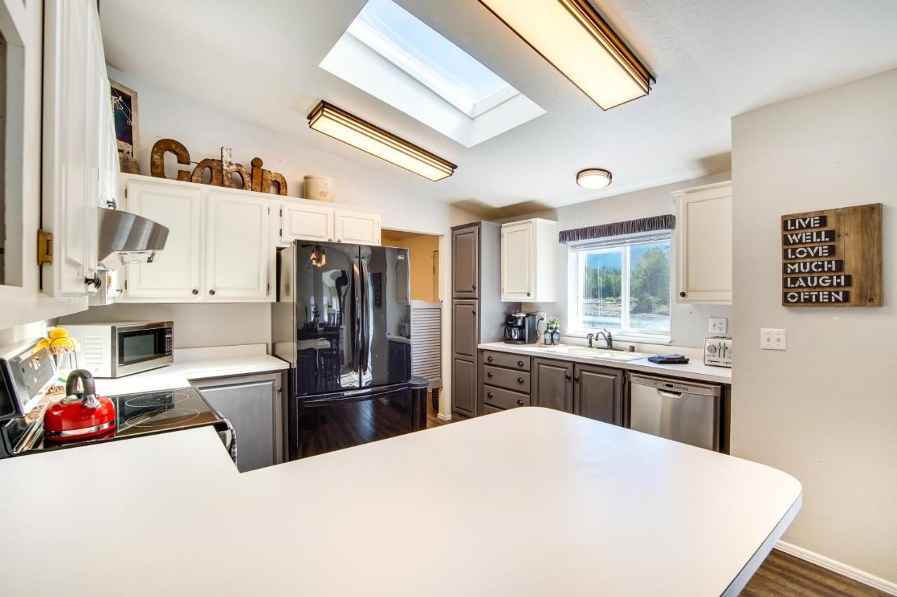 Riverfront Home With Deck, Near Mount Rainier! แพ็ควูด ภายนอก รูปภาพ