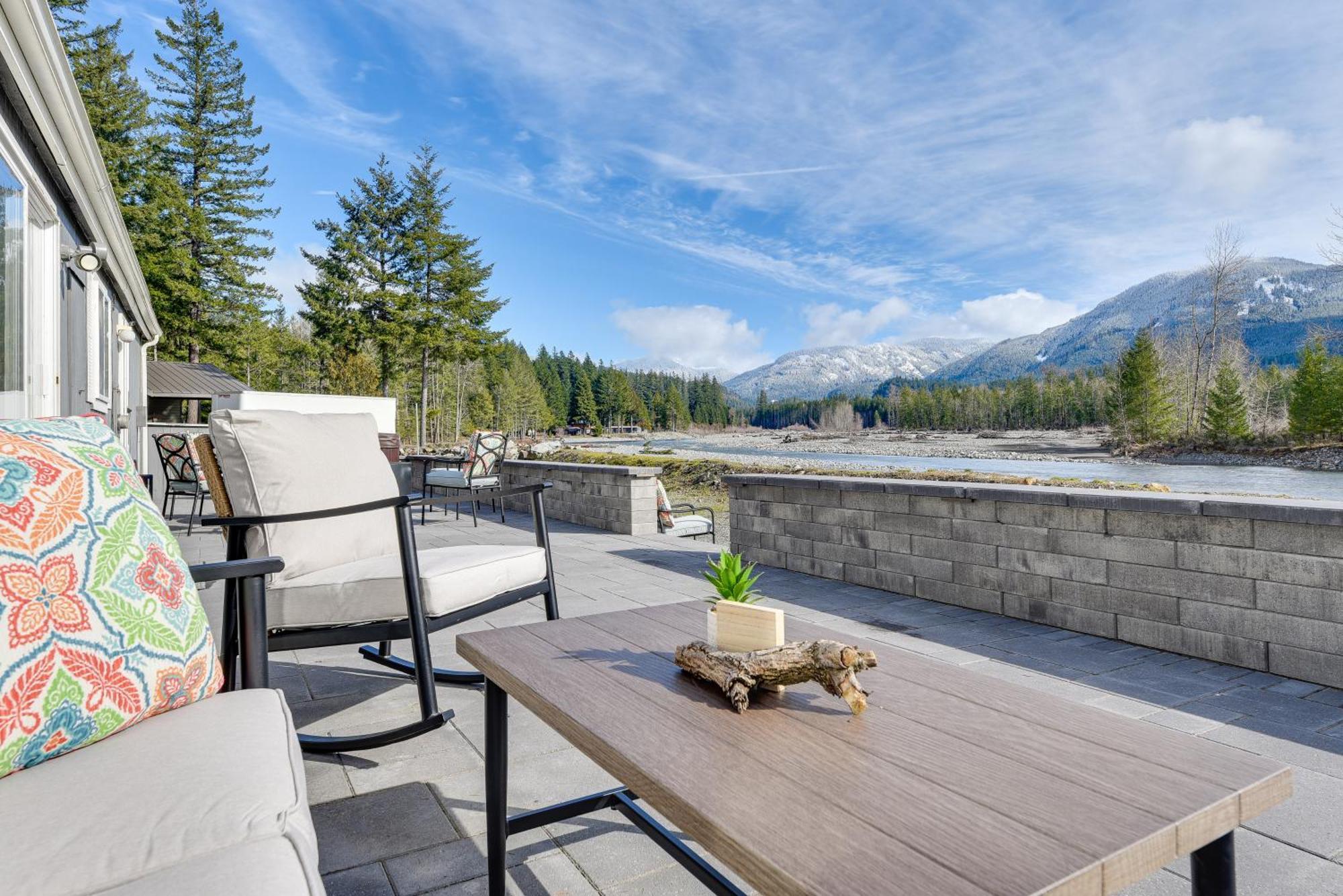 Riverfront Home With Deck, Near Mount Rainier! แพ็ควูด ภายนอก รูปภาพ
