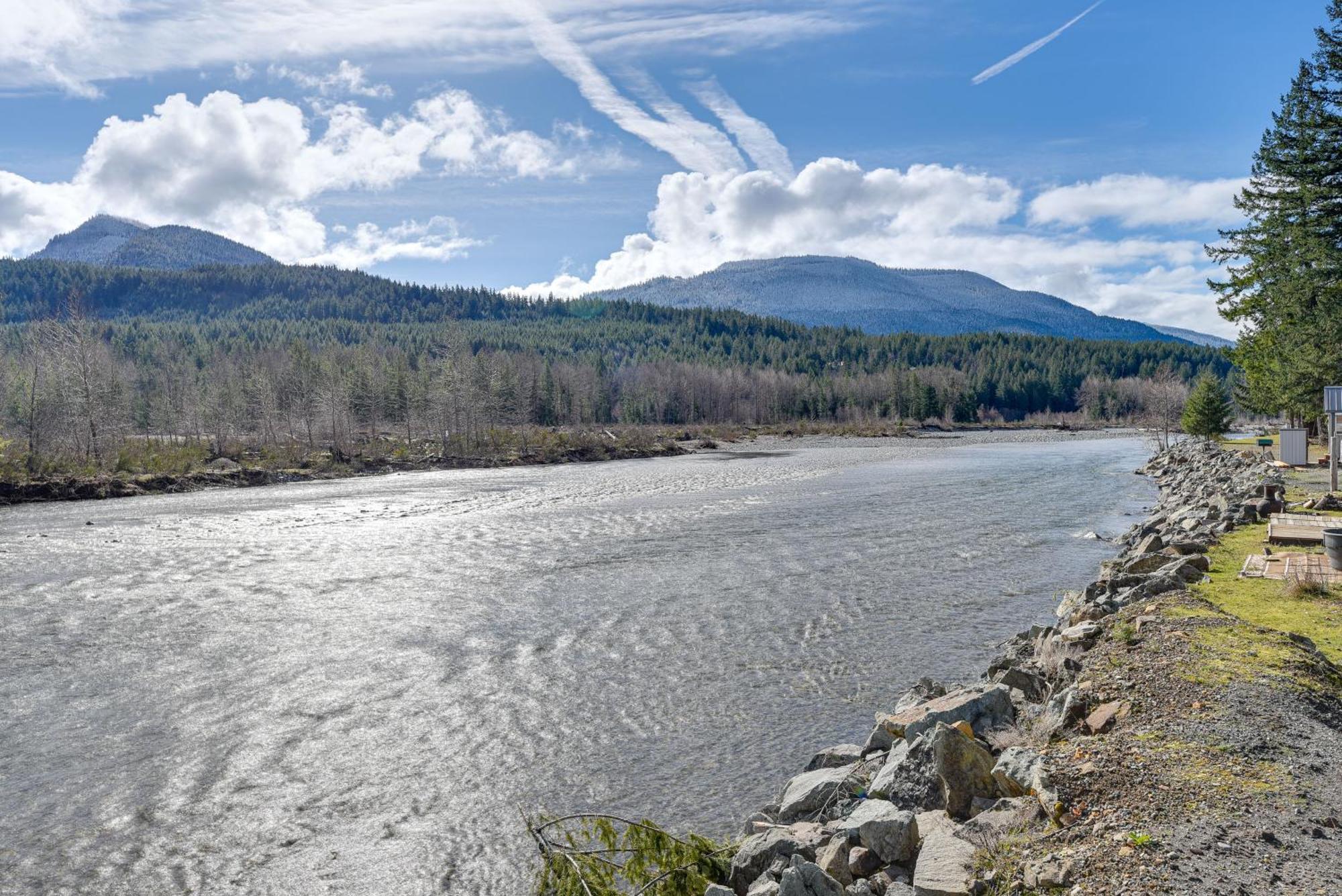 Riverfront Home With Deck, Near Mount Rainier! แพ็ควูด ภายนอก รูปภาพ